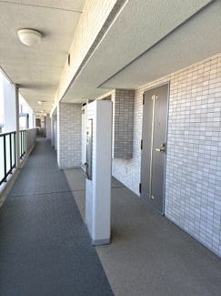 【その他共用部分】 | デュオコート武蔵浦和 | プライバシーを守る奥行きのあるアルコープを確保。共用廊下からの視線を遮り、戸建て感覚の独立性を高めます。開放感のある広々とした共用廊下で、日々の移動もスムーズな快適設計です。