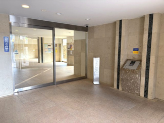 【その他共用部分】 | デュオコート武蔵浦和 | 高級感漂う広々としたエントランス。防犯カメラも設置されており、セキュリティ面も安心です。隅々まで手入れが行き届いた清潔感のある共用部は、管理体制の良さを感じさせます。