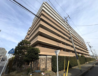 【外観】 | デュオコート武蔵浦和 | 落ち着いたブラウンのタイル貼りが目を引く、気品ある佇まい。周囲の豊かな植栽が、住まう方のプライバシーと穏やかな住環境を守ります。管理体制も良好で、永住に相応しい風格です。