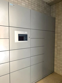 【設備】 | デュオコート武蔵浦和 | 不在時でも荷物を受け取れるため、外出中や仕事帰りも安心。多様なサイズに対応したボックス数があり、ネットショッピングを頻繁に利用される方にも大変便利な、暮らしを支える設備です。