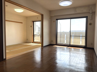 【居間・リビング】 | デュオコート武蔵浦和 | 光溢れるリビングは、隣接する和室を開放すればさらに広々とした空間に。高層階ならではの心地よい風と眺望が魅力です。武蔵浦和、北戸田の利便性を享受しながら、穏やかな日常を叶える一邸です。