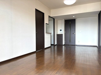 【居間・リビング】 | デュオコート武蔵浦和 | 落ち着いたブラウンの建具が映える、品格ある内装。9階南向きにつき、明るいだけでなくプライバシー性も確保されています。隣接する和室を繋げれば、ライフスタイルに合わせた広々空間が実現します。