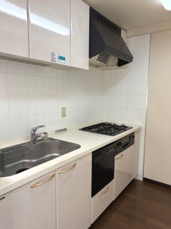 【キッチン】 | デュオコート武蔵浦和 | を基調とした清潔感溢れるシステムキッチン。広々としたシンクと十分な調理スペースを確保し、毎日のお料理も快適に。吊戸棚など収納も充実し、キッチン周りをスッキリ保てます。