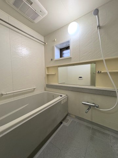 【浴室】 | デュオコート武蔵浦和 | マンションでは希少な窓のある浴室。自然光が差し込み、湿気対策もスムーズです。雨の日も安心な浴室乾燥機や、ゆったり寛げる浴槽など設備も充実。一日の疲れを癒す快適な空間です。