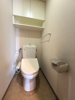 【トイレ】 | デュオコート武蔵浦和 | イレ上部には、隠せる扉付き棚と出し入れしやすいオープン棚を完備。温水洗浄便座付きで、毎日快適にお使いいただけます。白を基調とした清潔感のある空間で、お手入れもスムーズです。