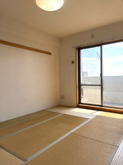 【和室】 | デュオコート武蔵浦和 | リビングと隣接した使い勝手の良い和室。落ち着いた趣がありながら、お子様の遊び場や客間としても最適です。押入収納も完備され、お部屋をスッキリ保てるのも魅力。9階ならではの開放感と静寂をぜひ現地で。