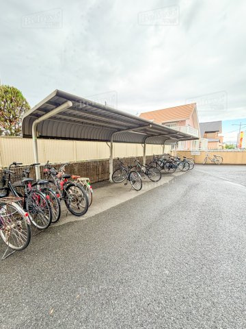 レジデンス東櫛原のその他共用部分|駐輪場に自転車も停められます♪