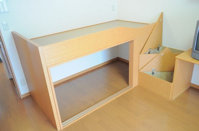 レオパレスユウの内装|ベッド下　大容量収納　※2Ｆ床　カーペット
