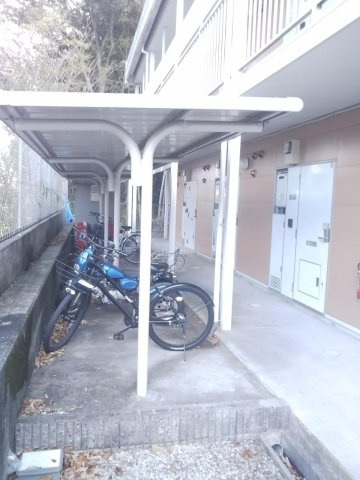 三田市西山２丁目のアパートの玄関