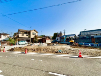 【前面道路含む現地写真】 | 綾園６丁目　新築分譲住宅　全３区画 | 【２４時間換気システム】窓を開けなくても外気の空気を室内に入れ、室内の空気を外に排出してくれるのでいつでも快適な室内です♪