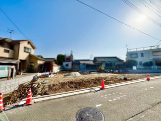 【前面道路含む現地写真】 | 綾園６丁目　新築分譲住宅　全３区画 | 【全室２面採光】穏やかな光が差し込む室内には、穏やかな時間が流れます。休日には、落ち着いた空間で自分の趣味を楽しむのはいかがですか。