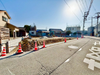 【前面道路含む現地写真】 | 綾園６丁目　新築分譲住宅　全３区画 | ＬＤＫ約１７帖以上！ゆったり寛げる充分な広さがございますので、ご家族でインテリアのレイアウトを考えるのも楽しみになりそうです！