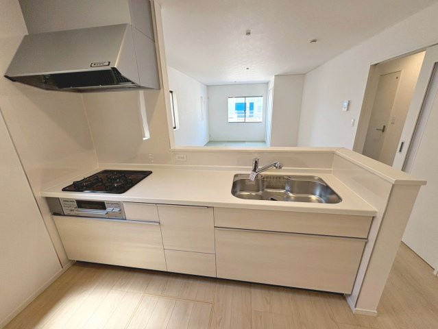 綾園６丁目　新築分譲住宅　全３区画のキッチン|対面式を採用したキッチンですので、リビングで寛ぐご家族をいつも感じられます！会話を楽しみながら家事ができますね♪