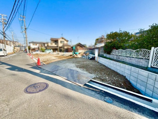 【外観】 | 綾園６丁目　新築分譲住宅　全３区画 | 小物の収納力が高い三面鏡の洗面台です！シャワー付ですので、朝の身支度の忙しい時間に重宝しますね♪