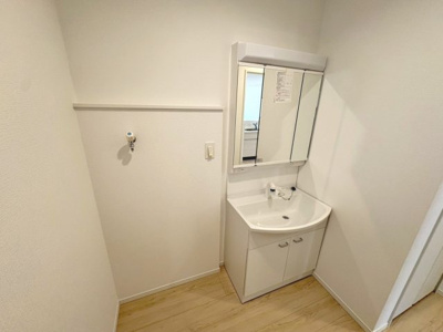 【独立洗面台】 | 綾園６丁目　新築分譲住宅　全３区画 | 小物の収納力が高い三面鏡の洗面台です！シャワー付ですので、朝の身支度の忙しい時間に重宝しますね♪