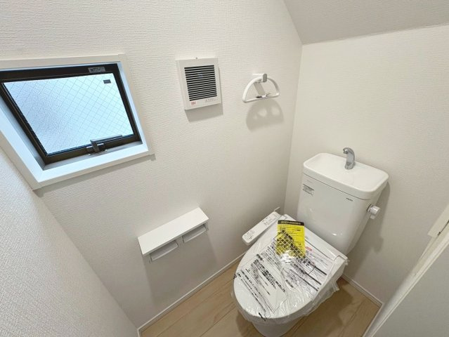 綾園６丁目　新築分譲住宅　全３区画のトイレ|窓があり、明るく、臭いがこもりませんので、来客用トイレとして清潔に保てます。温水洗浄便座で快適にお使いいただけます！
