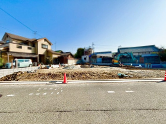 【前面道路含む現地写真】 | 綾園６丁目　新築分譲住宅　全３区画 | 窓があり、明るく、臭いがこもりませんので、来客用トイレとして清潔に保てます。温水洗浄便座で快適にお使いいただけます！