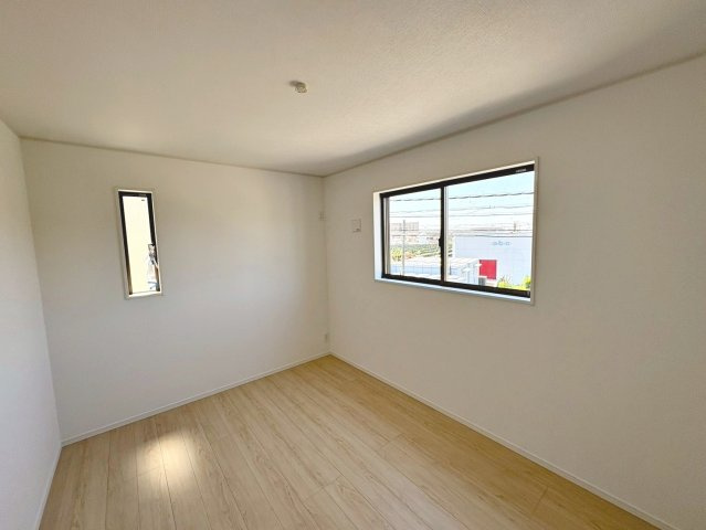 綾園６丁目　新築分譲住宅　全３区画の洋室|２面採光を確保した明るい室内は、風通しも良く、大変居心地の良い空間となっております♪爽やかな風を感じて起きる朝は、快適生活の始まりに！