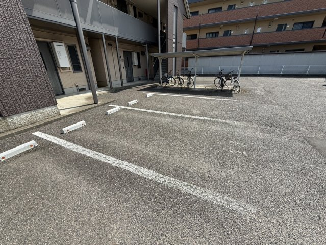 ニコレットテラスDの駐車場