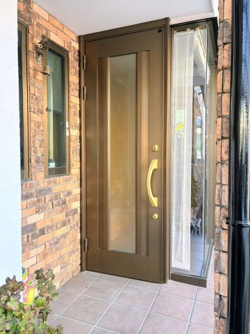 売中古戸建　中央区高丘東四丁目の玄関|重厚感のある玄関ドアが住まいの品格を高めます。