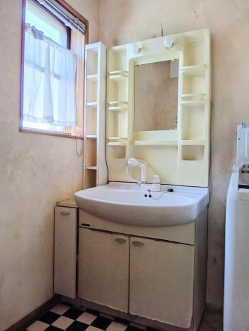 売中古戸建　中央区高丘東四丁目の独立洗面台|窓があり、室内は風通しが良く換気もしっかりできます。