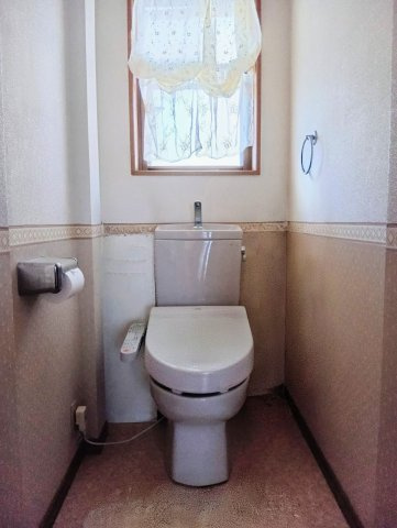 売中古戸建　中央区高丘東四丁目のトイレ|窓付き、コンパクトにまとまり、使い勝手のよいトイレです。