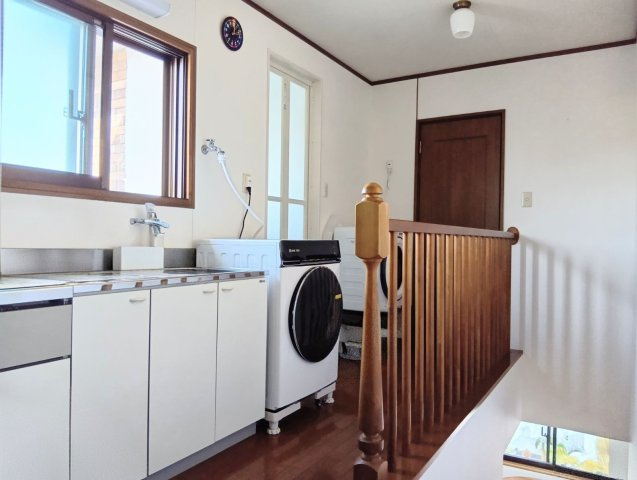 売中古戸建　中央区高丘東四丁目のキッチン|階段をあがり2Fのキッチンです。明るさがあり、圧迫感の少ない空間です。
シンプルで使いやすい設備仕様。