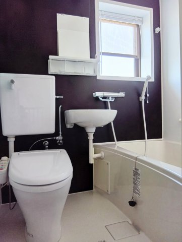 売中古戸建　中央区高丘東四丁目のトイレ|2階窓付きのユニットバスで、自然換気も可能。
二世帯利用や来客時、朝の混雑を避けられるのも嬉しいポイントです。