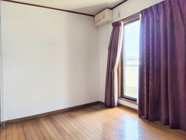 売中古戸建　中央区高丘東四丁目の洋室|2F6帖の洋室。ベランダ直結の洋室は、洗濯物の出し入れもスムーズな動線です。