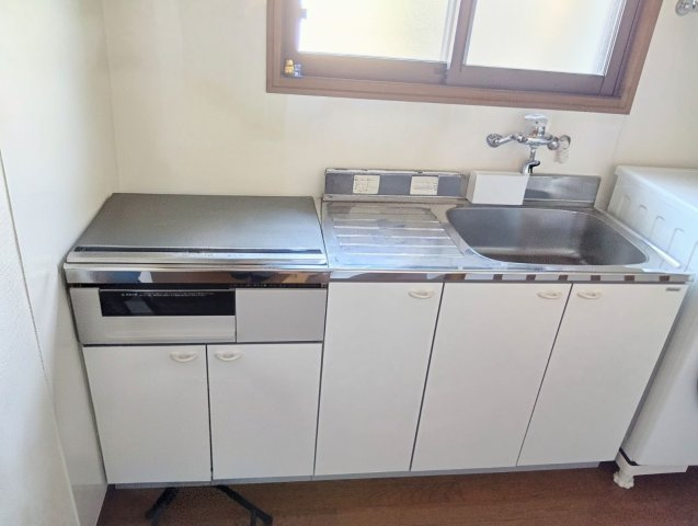 売中古戸建　中央区高丘東四丁目のキッチン|世帯を分けて生活もできます。窓があり明るく、家事動線も確保された使いやすい空間。