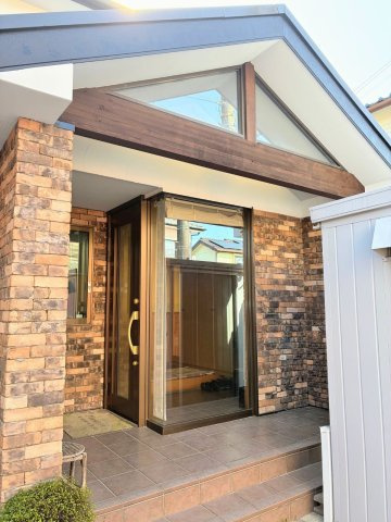 売中古戸建　中央区高丘東四丁目の玄関|レンガ調の外観が印象的な玄関アプローチ。
