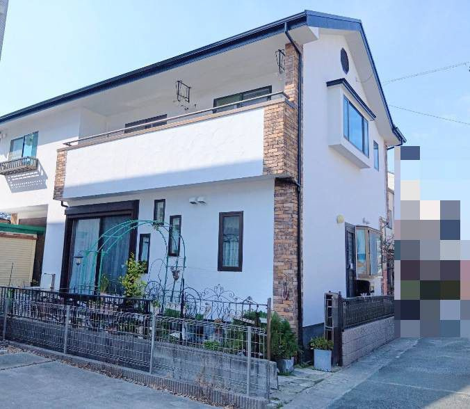 売中古戸建　中央区高丘東四丁目の前面道路含む現地写真|防音仕様・床暖房・二重サッシ採用・太陽光発電システム4.2kw設置。
リフォーム箇所も多く、快適性と機能性を高めた住まいです。