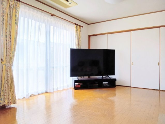 売中古戸建　中央区高丘東四丁目の居間・リビング|家族が自然とつながるあたたかい床暖房付きのリビング。毎日の暮らしを心地よく包む住まいです。