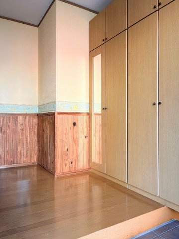 売中古戸建　中央区高丘東四丁目の収納|玄関ホールは木の温もりを感じる腰壁仕様。
収納力のあるシューズボックス付きで、すっきりとした空間を保てます。