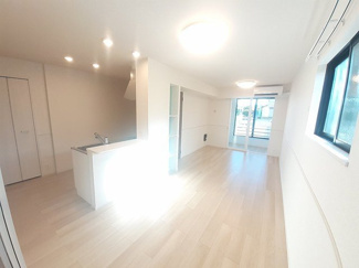 【居間・リビング】 | メゾン・ド・リヴィエール　Ⅱ | こちらのリビングで趣味の時間をお楽しみください