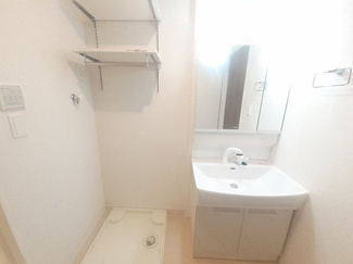 【洗面所】 | メゾン・ド・リヴィエール　Ⅱ | ゆったりとスペースのある洗面所