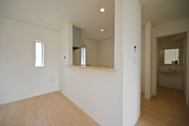 クレイドルガーデン伊丹市荻野西1丁目新築一戸建て│3SLDK+駐車駐輪のキッチン|コンロ前袖壁付カウンター造作のキッチンです。上部にはダウンライトを採用し、作業性を確保。