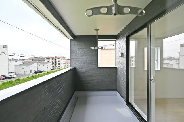 クレイドルガーデン伊丹市荻野西1丁目新築一戸建て│3SLDK+駐車駐輪のバルコニー|2階インナーバルコニー写真です。  物干竿金具が備え付けられています。