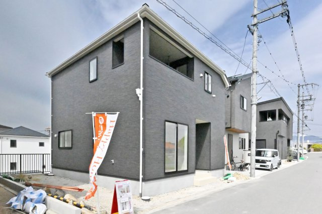クレイドルガーデン伊丹市荻野西1丁目新築一戸建て│3SLDK+駐車駐輪の外観|制振装置「SAFE365」搭載で繰り返す地震にも対応、耐震等級含む各種住宅性能評価取得の新築戸建が「荻野西」に誕生致しました。即日のご内覧が可能です。皆様からのご連絡心よりお待ちしております。