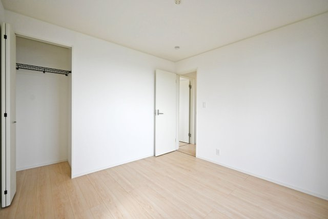 クレイドルガーデン伊丹市荻野西1丁目新築一戸建て│3SLDK+駐車駐輪の収納|-洋室6.1帖(2F)-