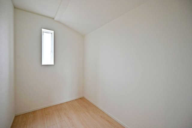 クレイドルガーデン伊丹市荻野西1丁目新築一戸建て│3SLDK+駐車駐輪の収納|-納戸3帖(2F)-