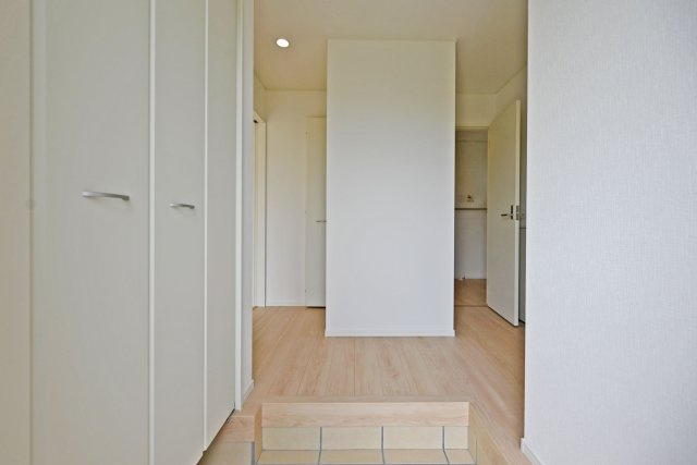 クレイドルガーデン伊丹市荻野西1丁目新築一戸建て│3SLDK+駐車駐輪の玄関|1階玄関入ってすぐの内観写真です。 上部まで収納がある収納庫付き。 毎日使う玄関回りも常に片付いた状態を維持できそうです。