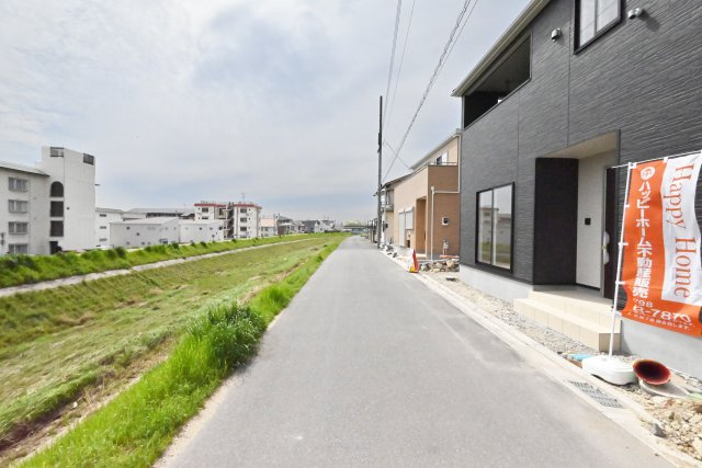 クレイドルガーデン伊丹市荻野西1丁目新築一戸建て│3SLDK+駐車駐輪の前面道路含む現地写真|前面道路幅員は東側に約4ｍ幅です。