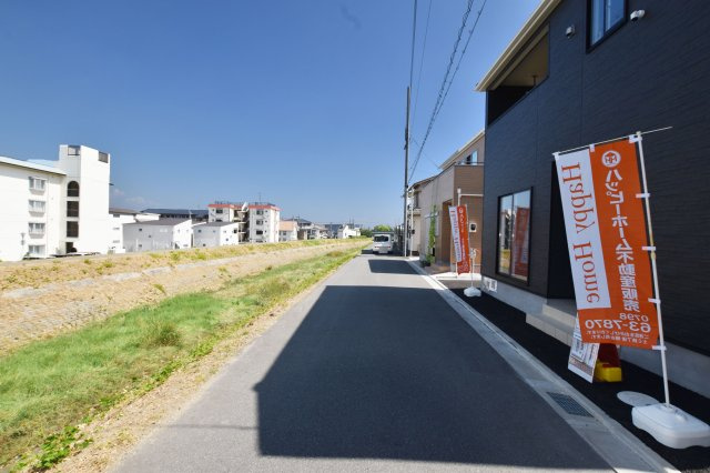 クレイドルガーデン伊丹市荻野西1丁目新築一戸建て│3SLDK+駐車駐輪の前面道路含む現地写真|前面道路幅員は東側に約4ｍ幅です。
