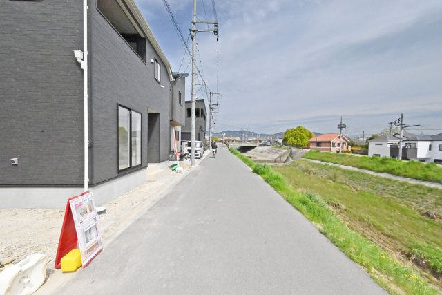 クレイドルガーデン伊丹市荻野西1丁目新築一戸建て│3SLDK+駐車駐輪の前面道路含む現地写真|前面道路幅員は東側に約4ｍ幅です。
