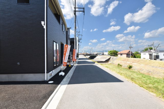 クレイドルガーデン伊丹市荻野西1丁目新築一戸建て│3SLDK+駐車駐輪の前面道路含む現地写真|前面道路幅員は東側に約4ｍ幅です。