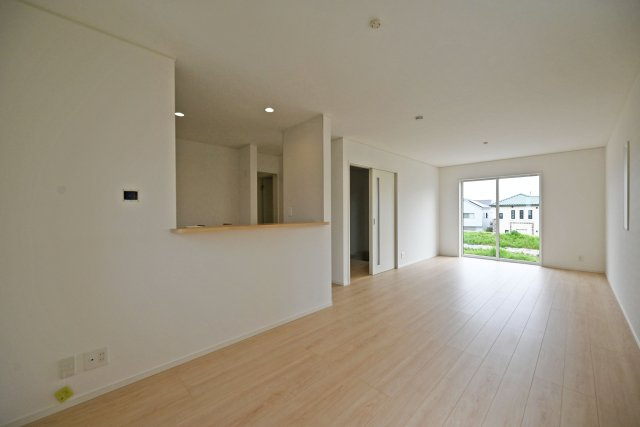 クレイドルガーデン伊丹市荻野西1丁目新築一戸建て│3SLDK+駐車駐輪のダイニング|LDKは18.8帖でゆとりある広さです。 インテリア配置に困らない間取り設計に加え、お子様のいる世帯に必要な部屋数を備えた物件です。