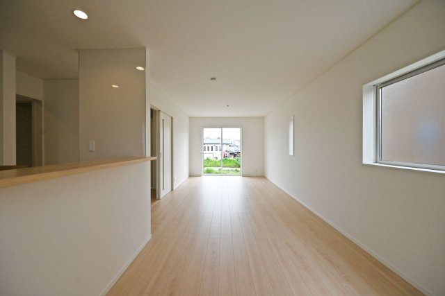 クレイドルガーデン伊丹市荻野西1丁目新築一戸建て│3SLDK+駐車駐輪のダイニング|1階LDKをダイニング側から正面に撮影した内観写真です 。 未就学児も含む4人家族がゆとりをもって過ごすには十分の1棟です。
