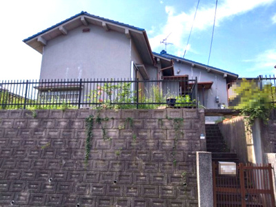 【外観】 | 富田林市寺池台2丁目　中古戸建 | 小中学校も近く、お子様の登下校も安心！子育てファミリーにも嬉しいエリアです。建替用地としてもご検討いただけます。