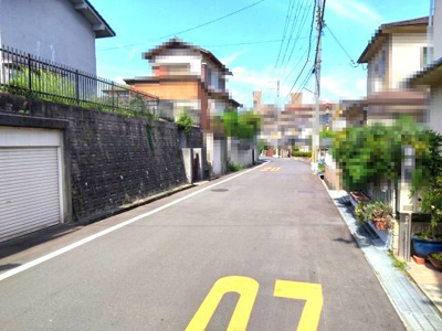 【前面道路含む現地写真】 | 富田林市寺池台2丁目　中古戸建 | 前面道路は北東側幅員約6mの公道。ゆとりの広さでお車のすれ違いや駐車もスムーズ！運転が苦手な方でも出入りしやすい環境です。内覧・お問い合わせはお気軽にどうぞ。